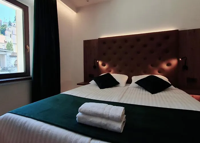 Petkovsek And Πανσιόν Λιουμπλιάνα